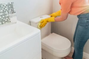 pasos para limpiar y desinfectar el baño