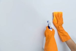 como limpiar paredes blancas