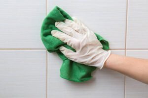 cómo limpiar los azulejos o paredes y juntas del baño