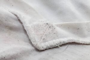 Cómo quitar manchas de moho en la ropa