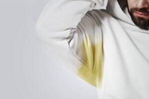 cómo quitar manchas de sudor en la ropa